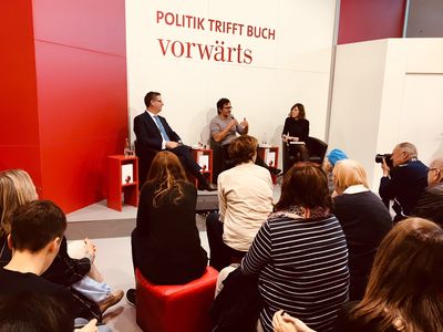 Bild: Thorsten Schäfer-Gümbel, Nicol Ljubic und Birgit Güll im Gespräch vor Publikum.