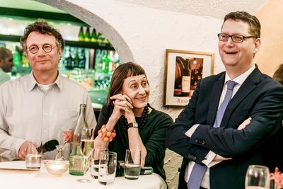 Bild: Ingo Schulze, Susanne Mayer und Thorsten Schäfer-Gümbel am Stehtisch auf der Frankfurter Buchmesse.