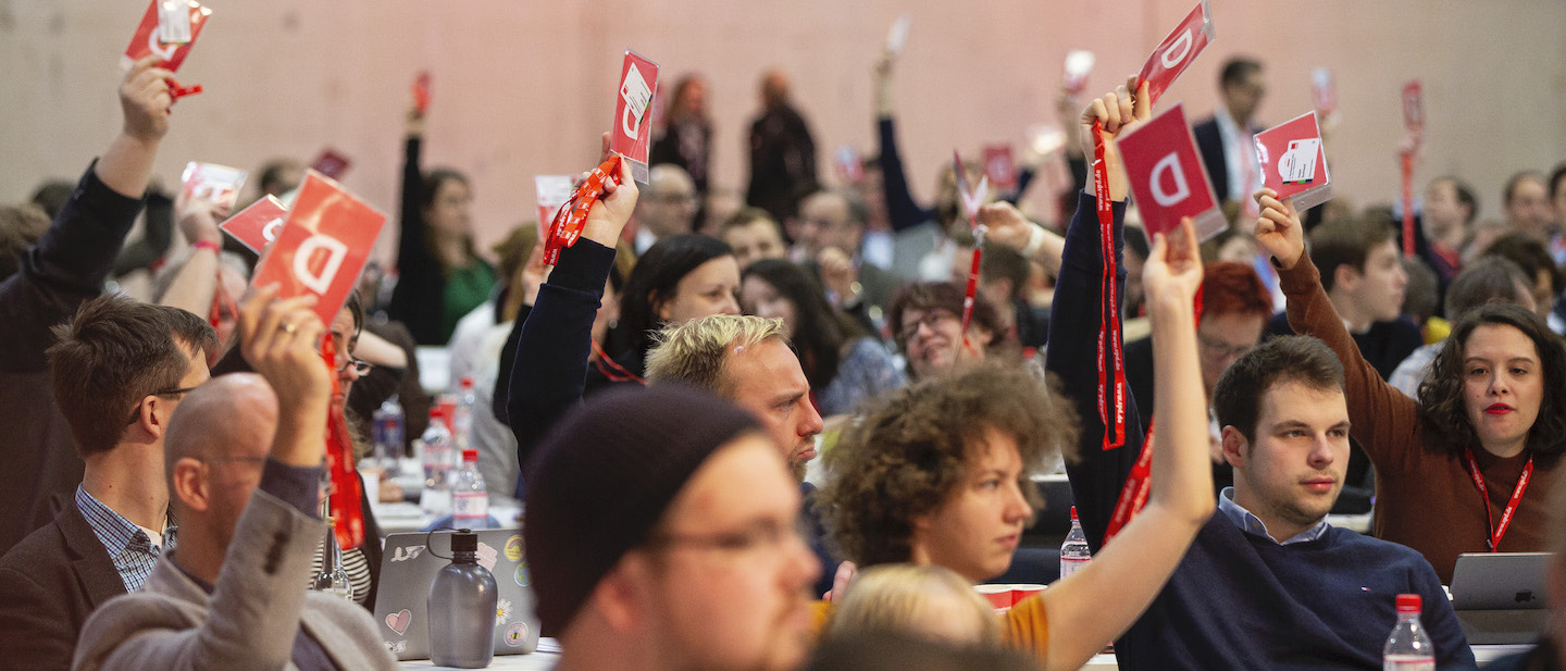 Foto: Delegierte stimmen bei SPD-Bundesparteitag ab